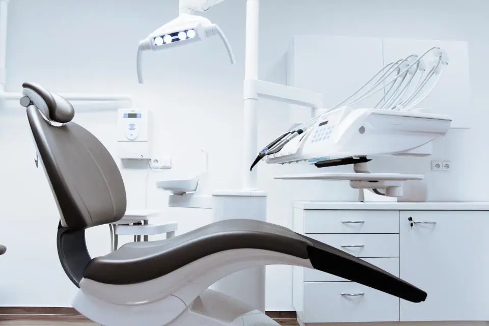Sillón dental en un consultorio (foto de ejemplo)