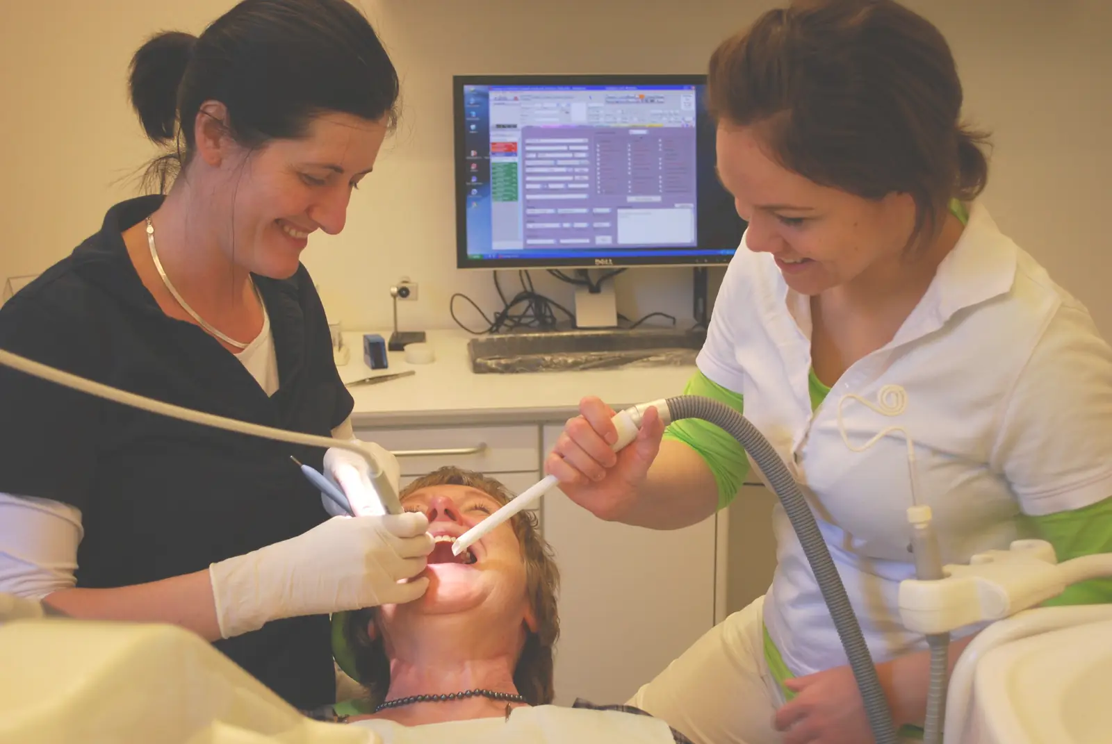 Dos profesionales de la odontología atendiendo a un paciente (foto de ejemplo)